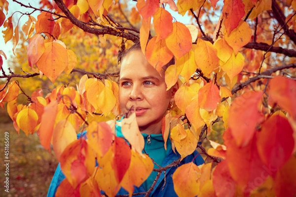 Fototapeta portrait of a girl in red and yellow leaves