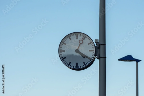 Obraz a clock on the platform
