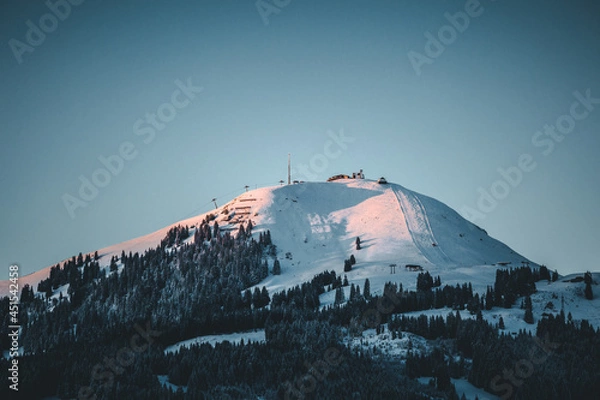 Fototapeta Mountain Hohe Salve zimą o zmierzchu wieczorem