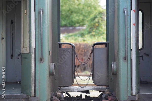 Obraz Green wagons on the narrow gauge line Septemvri - Dobrinishte in Bulgaria