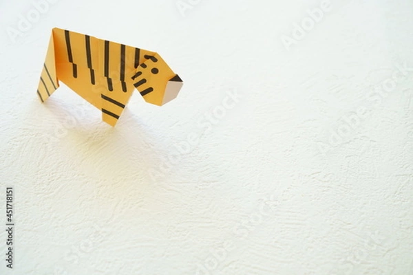 Fototapeta 年賀状に使える白いバック素材の左上にある折り紙の干支の寅