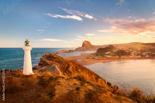 Obraz Castlepoint or Castle Point Lighthouse is a popular travel destination located in the village of Castlepoint on the Wairarapa coast of the North Island of NZ. The light was first lit in 1913. 