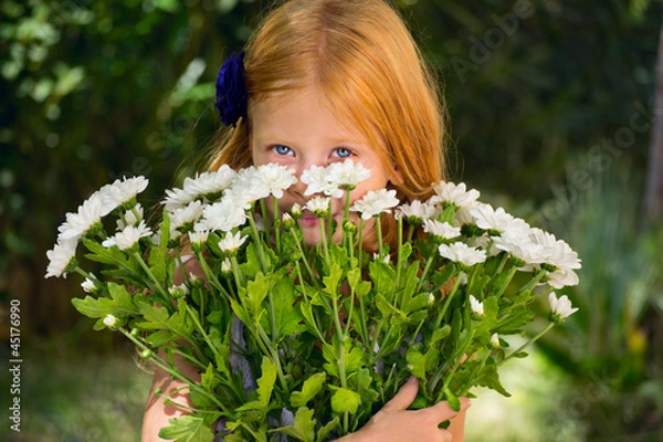 Fototapeta Девочка с букетом белых цветов