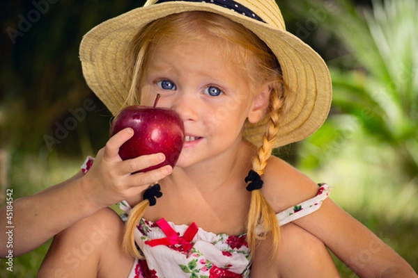 Fototapeta Девочка в шляпе с красным яблоком