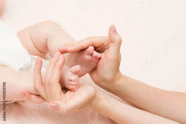Obraz The baby's legs in the mother's hands are in the form of a hearth, a heart