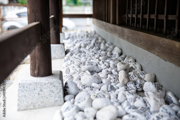 Fototapeta ​旗下山慈眼寺　慈眼寺　秩父　秩父市
秩父札所十三番　御花畑駅　祈願　祈祷　瑠璃殿　石に祈願　めのお寺