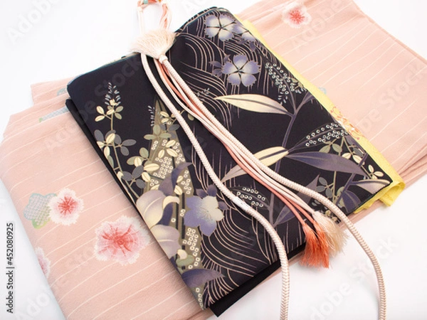 Obraz 日本の普段着用の着物のセット（着物、帯、帯揚げ、帯紐）、桜柄：絹ではなく濡れても大丈夫なポリエステル製。