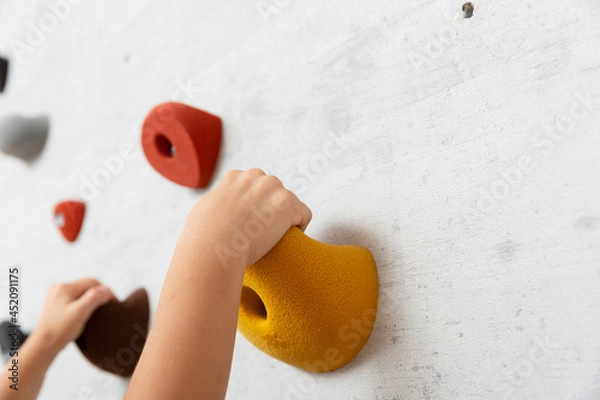 Fototapeta クライミングを楽しむ可愛い子供の手