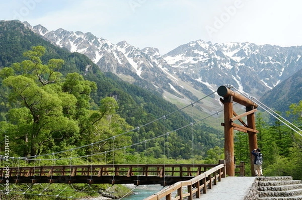 Obraz 上高地 穂高連邦をハイキング。　入口の河童橋、大自然の中に。