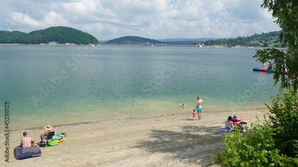 Fototapeta Wypoczynek nad wodą zalewu w Polańczyku w Bieszczadach.