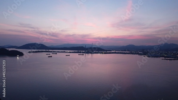 Fototapeta SDGs自然と地球環境！コンビナートの光と自然のヒカリ