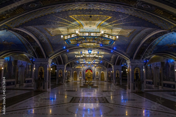 Fototapeta multi-colored richly decorated interior of the main temple of the Russian Armed Forces with mosaics, frescoes and inlays in Kubinka Moscow Region