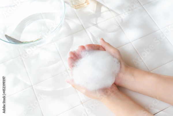 Fototapeta 明るい洗面台に洗顔もこもこ泡