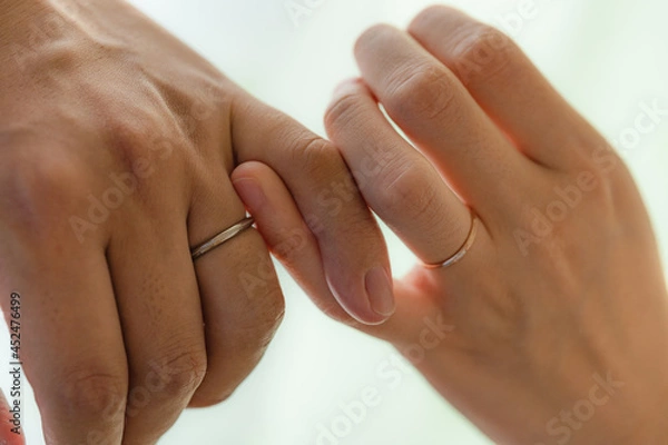 Obraz 結婚指輪を付けて小指を絡める