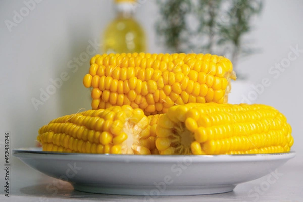 Obraz Cobs of boiled corn in a plate. Close-up.