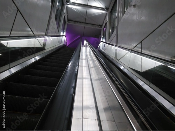 Fototapeta ライトアップされた広場に向かうエスカレーター