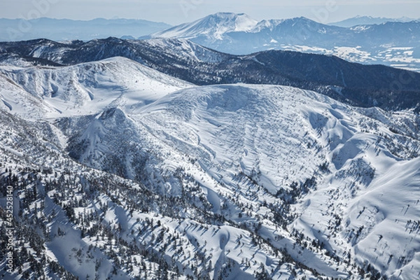 Obraz 厳冬の山々が波のような模様を描き連なっていく