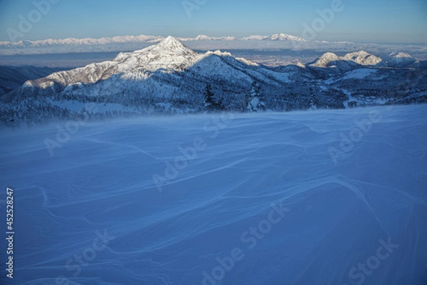 Obraz 強風で出来たシュカブラの向こうに広がる北信の山並