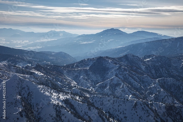 Obraz 冬空の下に山並が続く長野と群馬の県境