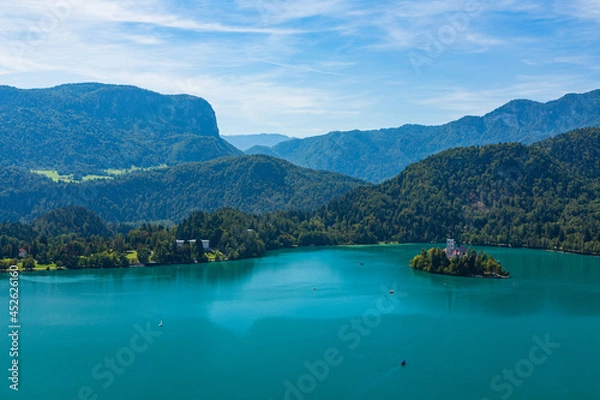 Fototapeta スロベニア　ブレッド城から望むブレッド湖とブレッド島に建つ聖マリア教会と後ろに広がるジュリア・アルプス