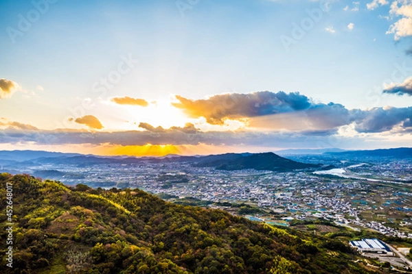 Obraz 和歌山県紀の川市の百合山付近から船戸山や和歌山湾方面を空撮。和歌山県紀の川市の秋、12月