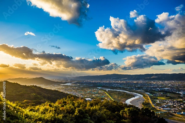 Obraz 和歌山県紀の川市の百合山上空から船戸山や和歌山湾方面を紀の川に沿っ空撮。和歌山県紀の川市の秋、12月