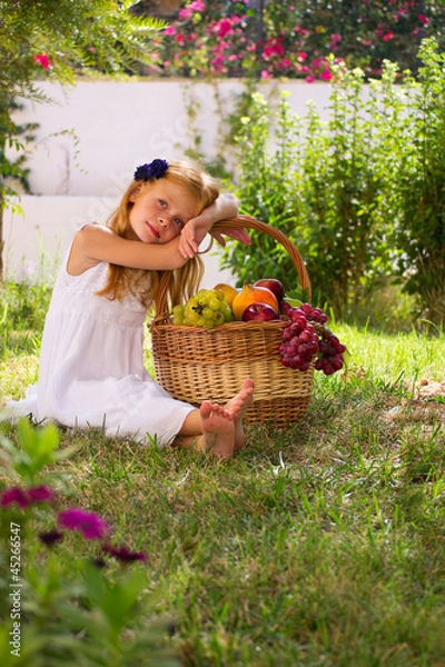 Fototapeta Девочка и корзина с фруктами