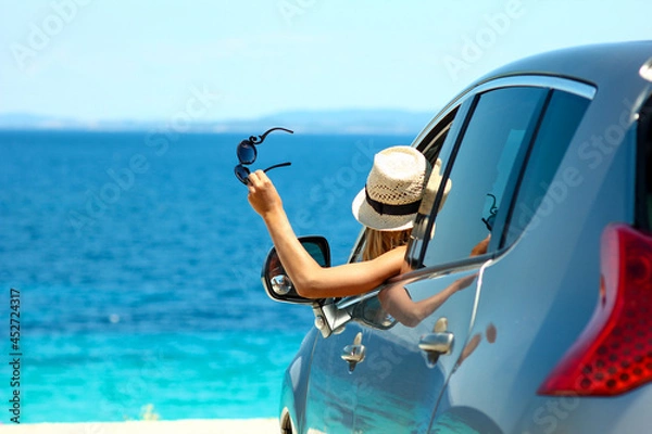 Fototapeta happy driver in car at sea in summer concept freedom and happy