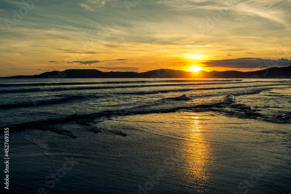 Obraz Nascer do sol na praia em Itapema com nuvens e ondas - Paisagem natural