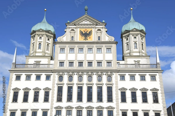 Obraz Das Augsburger Rathaus wurde im Renaissance Baustil von 1615 bis 1624 errichtet. Es ist heute das Wahrzeichen der Stadt Augsburg in Bayern.