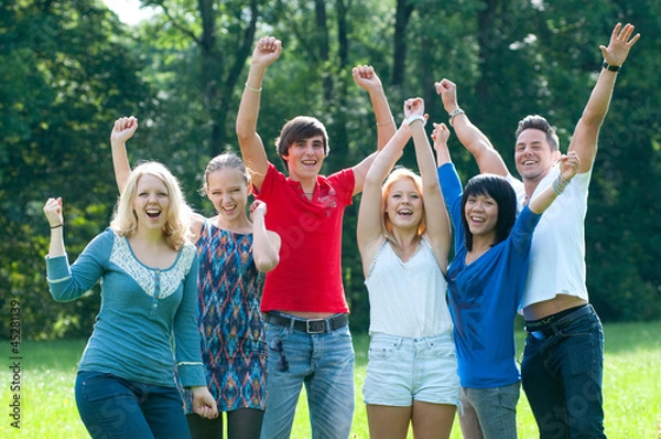 Obraz jubelnde gruppe junger leute