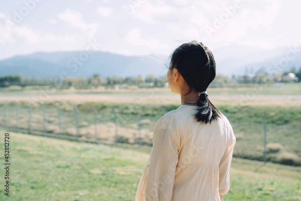 Fototapeta 少女と風景（後ろ姿）
