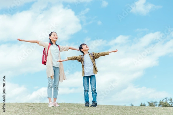 Fototapeta バンザイ・深呼吸する小学生
