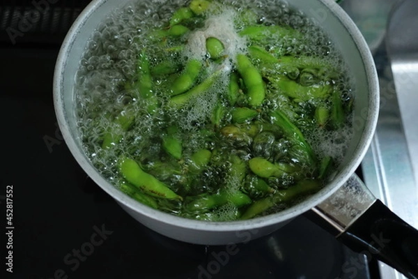Obraz 茹で調理してる枝豆アップ