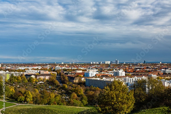 Fototapeta ドイツ　ミュンヘンのオリンピアパークのオリンピア山から望む市街地