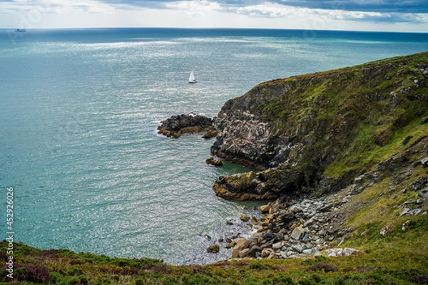 Obraz 岩肌海岸とヨット