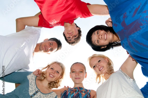 Obraz gruppe junger leute kopfüber