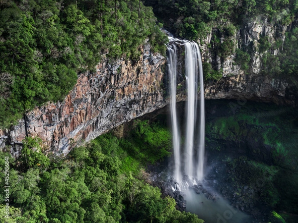 Fototapeta Longa exposição da Cascata do Caracol em Canela, Rio Grande do Sul, Serra gaúcha. Linda vista aérea dad cachoeira.