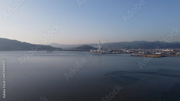 Obraz SDGs自然と地球環境！コンビナートの煙突とソラの光