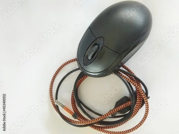 Fototapeta a black mouse with a scrolling string on a white background
