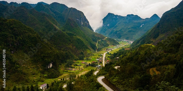 Fototapeta Vietnam mountain pass photograph. Khau Pha mountain pass in Mu Cang Chai, Yen Bai, Vietnam. Along Khau Pha are terraced rice paddies cultivated by H'Mong and Thai ethnic minorities.