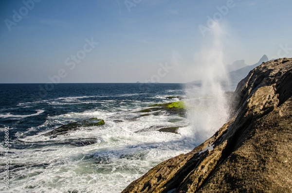 Obraz waves crashing on rocks
