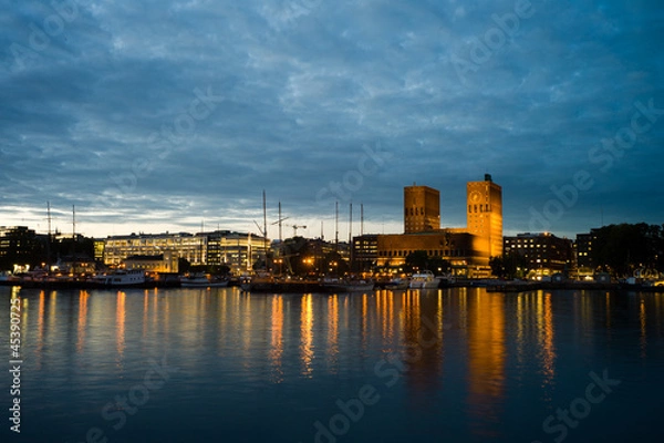 Fototapeta Port w Oslo z ratuszem o zmierzchu