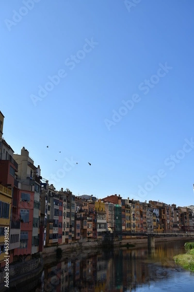 Fototapeta Puente en un rio con edificios de colores