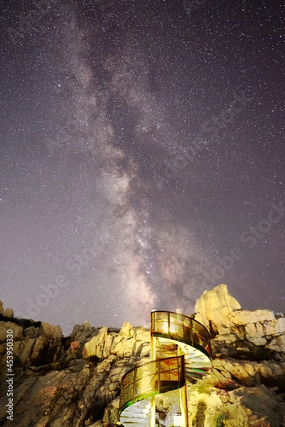 Fototapeta 立ち昇る天の川銀河、夏の大三角形