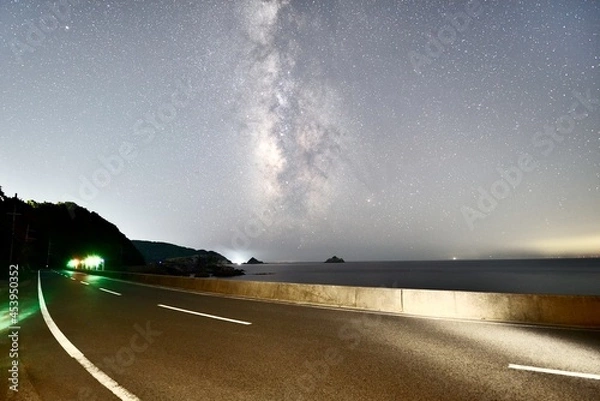 Fototapeta 立ち昇る天の川銀河、夏の大三角形