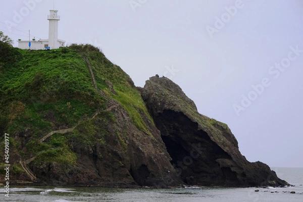 Fototapeta 灯台と登山道がある角田岬／日本新潟県新潟市
