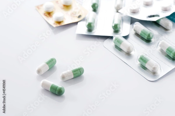Fototapeta 白背景に薬のカプセル