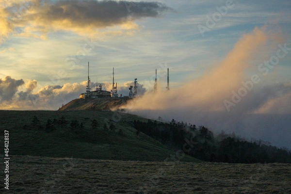Obraz 雲もに包まれる山の上の建物