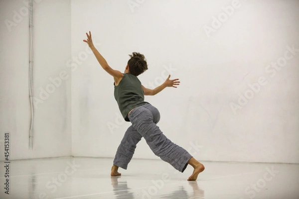 Fototapeta two dancers improvise in contact Contemporary dance performing